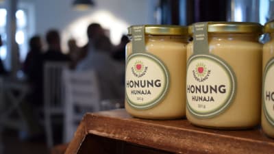 Söderlångviks gårds honung i prydliga glasburkar.
