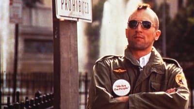 Travis Bickle (Robert de Niro) maiharitakissaan, aurinkolaseissaan ja irokeesikampauksessaan elokuvassa Taksikuski