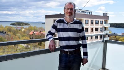 Roger Sjöqvist på balkongen i Dit-centern med Dalsbruks hamn i bakgrunden.