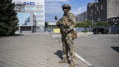 En rysk soldat står utanför kärnkraftverket