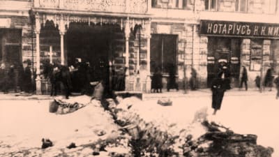 Taisteluhauta Ylösnousemuksen aukiolla Pietarissa lokakuussa 1917.