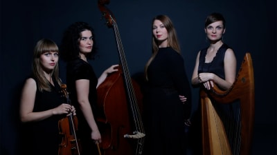 kvinnor med musikinstrument mot mörk bakgrund