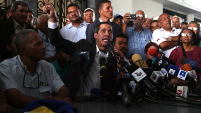 Venezuelas oppositionsledare Juan Gaido på presskonferens i Caracas.