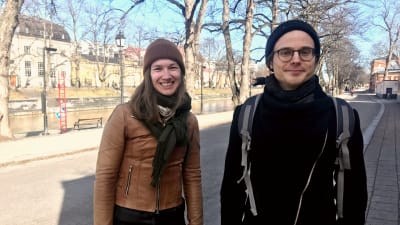 en kvinna och en man står vid aura å i vårväder