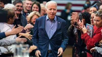 Joe Biden kävelee kannatajiensa joukossa vaalitilaisuudessa Etelä-Carolinassa.