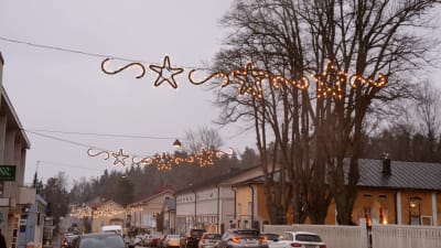 Julbelysning på gata i Lovisa. 