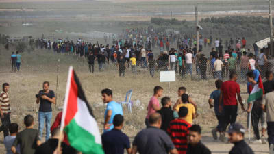 Många människor som har samlats i gränsområdet mellan Gaza och Israel.  