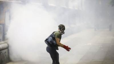 En demonstrant i Georgien i en heltäckande gasmask och gummihandskar.