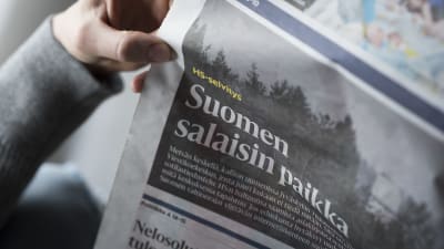 Mies lukee Helsingin Sanomia
