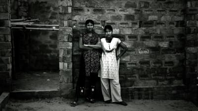 Två unga flickor väntade på kunder i Daulatdia i april 2008. Daulatdia är en by i centrala Bangladesh som helt domineras av prostitution och som beskrivs som en av de största bordellerna i världen. 