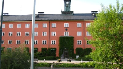 Bild av en röd byggnad på Beckomberga