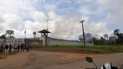 Rök väller ut från fängelset i Altamira. 