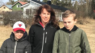 mamma med två pojkar