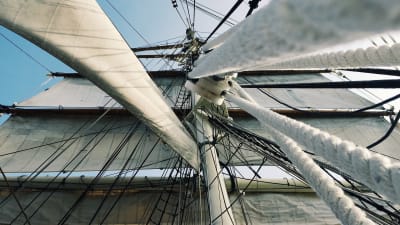 Linor och segel på ett stort segelfartyg