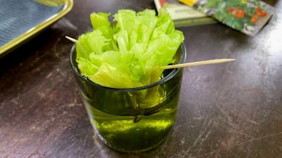 Salaattia lasissa.