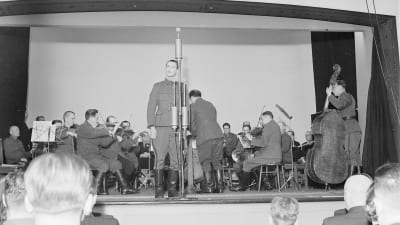 Leif Wager laulamassa aseveli-illassa 1943.