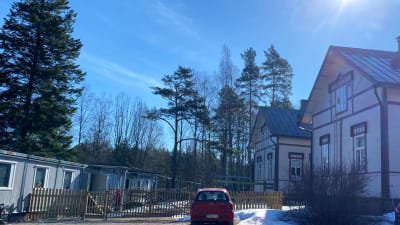 Isnäsin koulu i Lovisa med skolbaracker