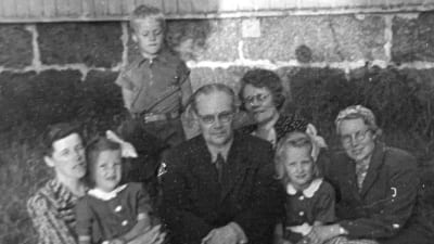 Familjen Söderholm med vänner utanför sitt hus i Jeppo.