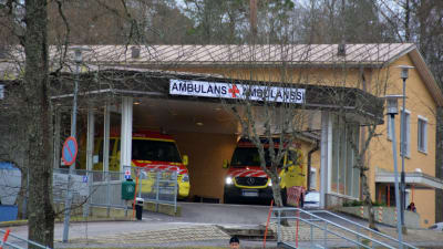Två ambulanser vid ett sjukhus.