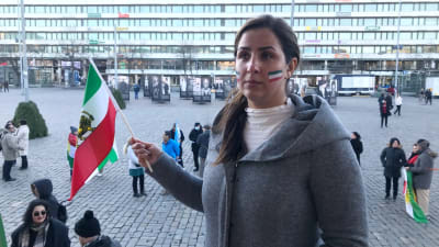 Soheila demonstrerar på Vasa torg mot styret i Iran.