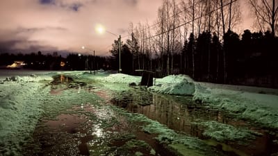 Finnbyvägen i Borgå vid korsningen till Sexmansvägen ligger under vatten 18.02.22