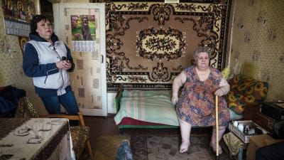 Nadejzda och Natalja Soldatova. Nadezjda har inte råd med mat och mediciner i det konfliktdrabbade Ukraina.