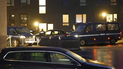 Polisoperation pågår i Ålborg i norra Danmark. Flera polisbilar på plats.
