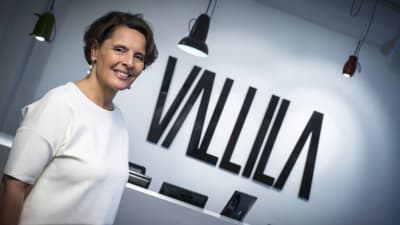 Anne Berner står framför Vallila-logo.