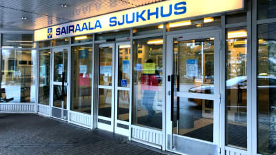 en sjukhusskylt utanför ingången till tallbackens sjukhus