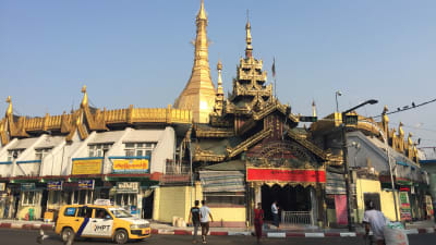 Statdsvy från Burma. tempel och trafik