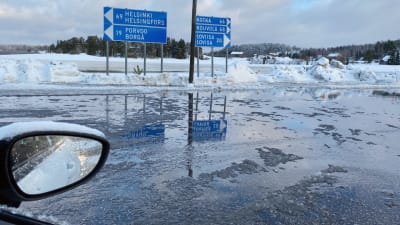 Översvämmad väg i krosningen av Lovisavägen och Gammelbyvägen i Pernå