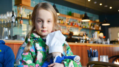 Alina Paul kramar om en docka. 