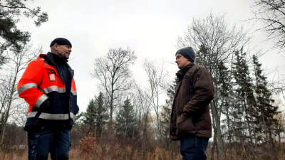 Ulf Nyholm och Anders Öhman framför en skogsdunge.