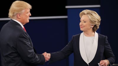 Hillary Clinton och Donald Trump efter den andra presidentvalsdebatten 9.10.2016.