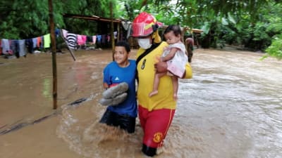 Räddningspersonal hjälper invånare i staden Tela i Honduras.