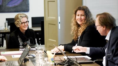 Riksförlikningsmannen Vuokko Piekkala (till vänster), Post- och logistikunionen PAU:s ordförande Heidi Nieminen och förbundssekreterare Esko Hietaniemi under ett möte i Helsingfors 31 oktober 2019.
