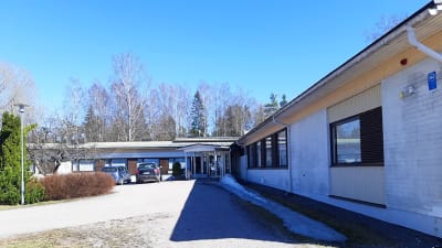 Sliten hvc-byggnad i Sjundeå.