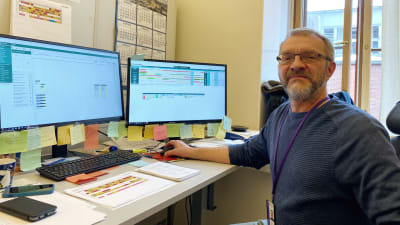 Arbetschef Tero Liljamo på sitt arbetsrum vid Borgå kyrkliga samfällighet