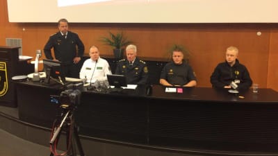 Presskonferens i Berghäll brandstation på fredag 9.12.2016 om dödsbrand i Nordsjö.