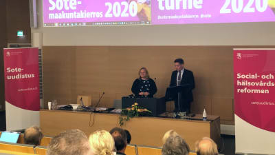 Familje- och omsorgsminister Krista Kiuru (SDP) tillsammans med Thomas Blomqvist, minister för nordiskt samarbete och jämställdhet (SFP).