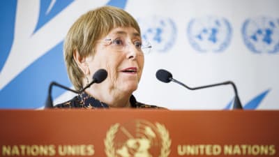  YK:n ihmisoikeusvaltuutettu Michelle Bachelet puhuu lehdistötilaisuudessa YK:n Euroopan päämajassa Genevessä.