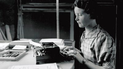 Författaren Sally Salminen skriver på skrivmaskin. Fotot taget på 1940-talet.