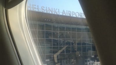 Helsingfors-Vanda flygplats sedd ut ett flygplansfönster