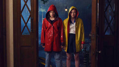 Två flickor ur serien Stranger Things.