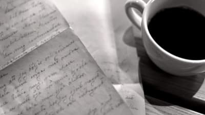 Ett brev och en kaffekopp.