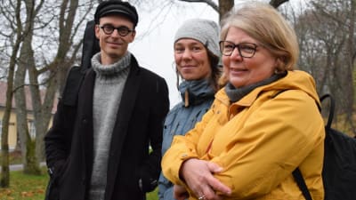 Jimmy Träskelin, Sanna-Mari Kunttu och Maria Pick i ett höstigt Dalsbruk