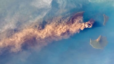 Krakatoas utbrott 2018 gav upphov till stora rökplymer.