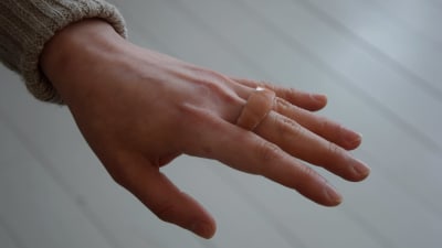 hand med ring