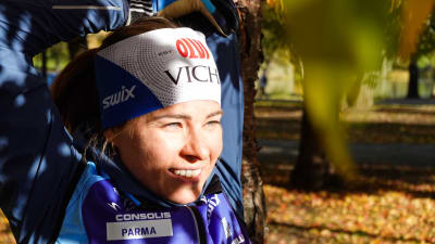 Krista Pärmäkoski ler bland höstlöv.