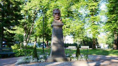Johannes Linnankoskis staty i Borgå